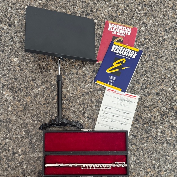 American Girl Doll Musical Instrument Set - Stand, Flute, Chart and 2 books - Picture 7 of 11